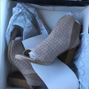 Woman’s shoes size 6.5